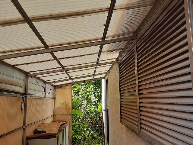 住宅の側面　波板など